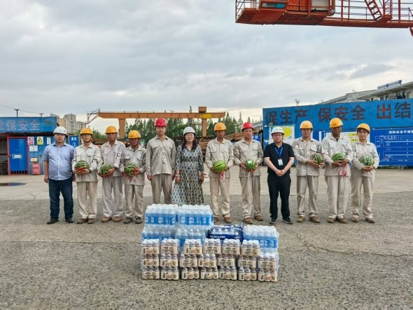 华东集团开展“夏送清凉”慰问活动