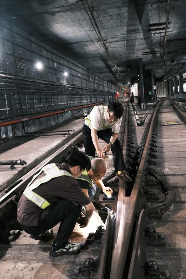 夜幕坚守——铁路线路事业部深夜护航线路畅通